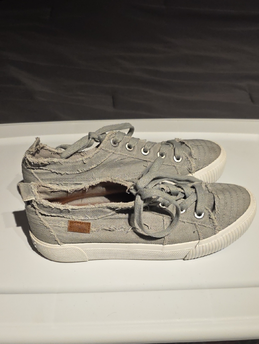 Casual Women's Distressed Canvas Sneakers - Light Gray
